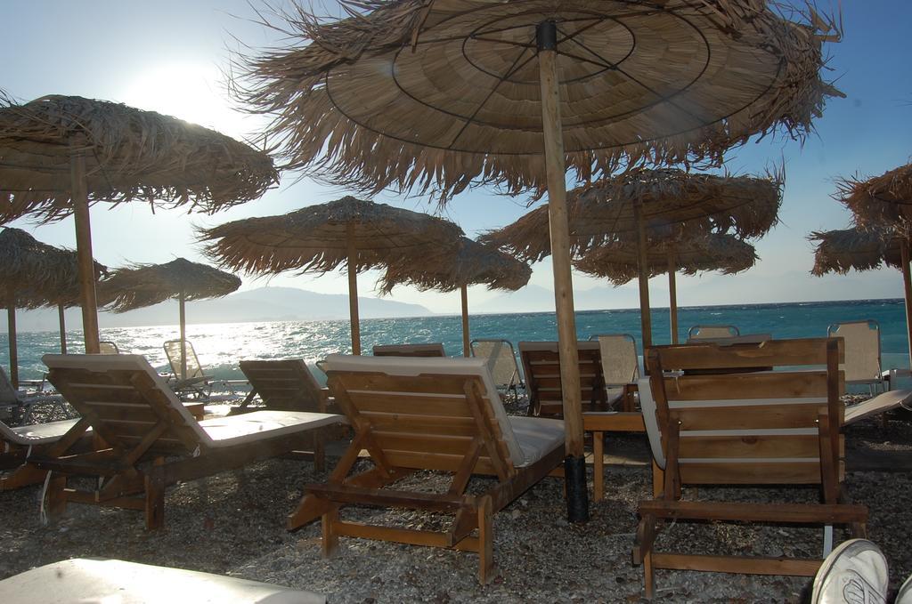 Spiti Ostria Villa Aigio Bagian luar foto